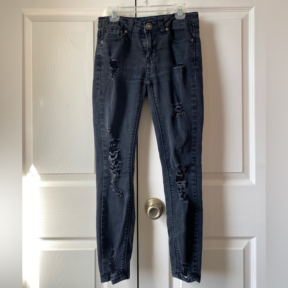 Distressed Black Mid-Rise Ankle Jegging